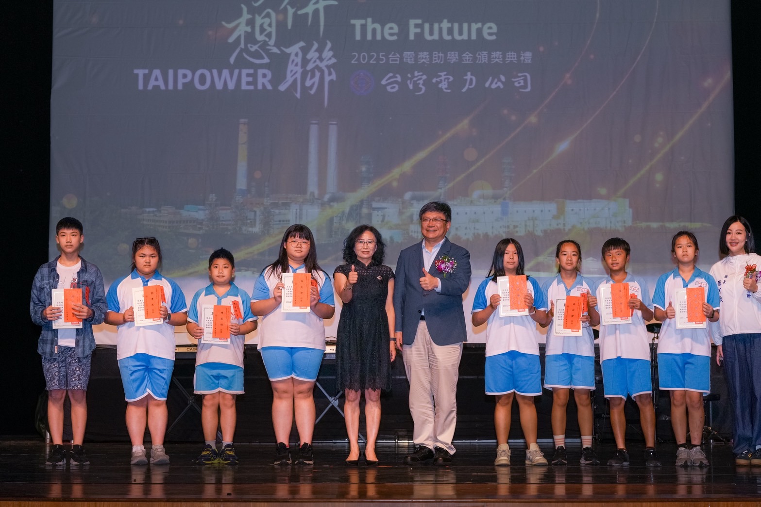 台電今日串聯全國20座電廠聯合頒發獎助學金，主場通霄電廠回饋在地學子近千人，合計發出近600萬獎助學金。現場由台電董事長曾文生（中右）及苗栗縣副縣長邱俐俐（中左）等貴賓共同頒獎，鼓勵獲獎學子。